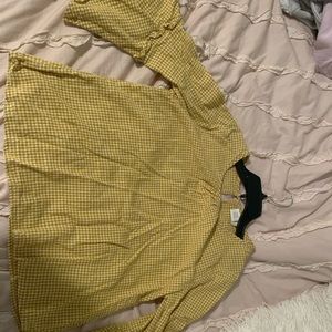 super cute yellow gingham top!